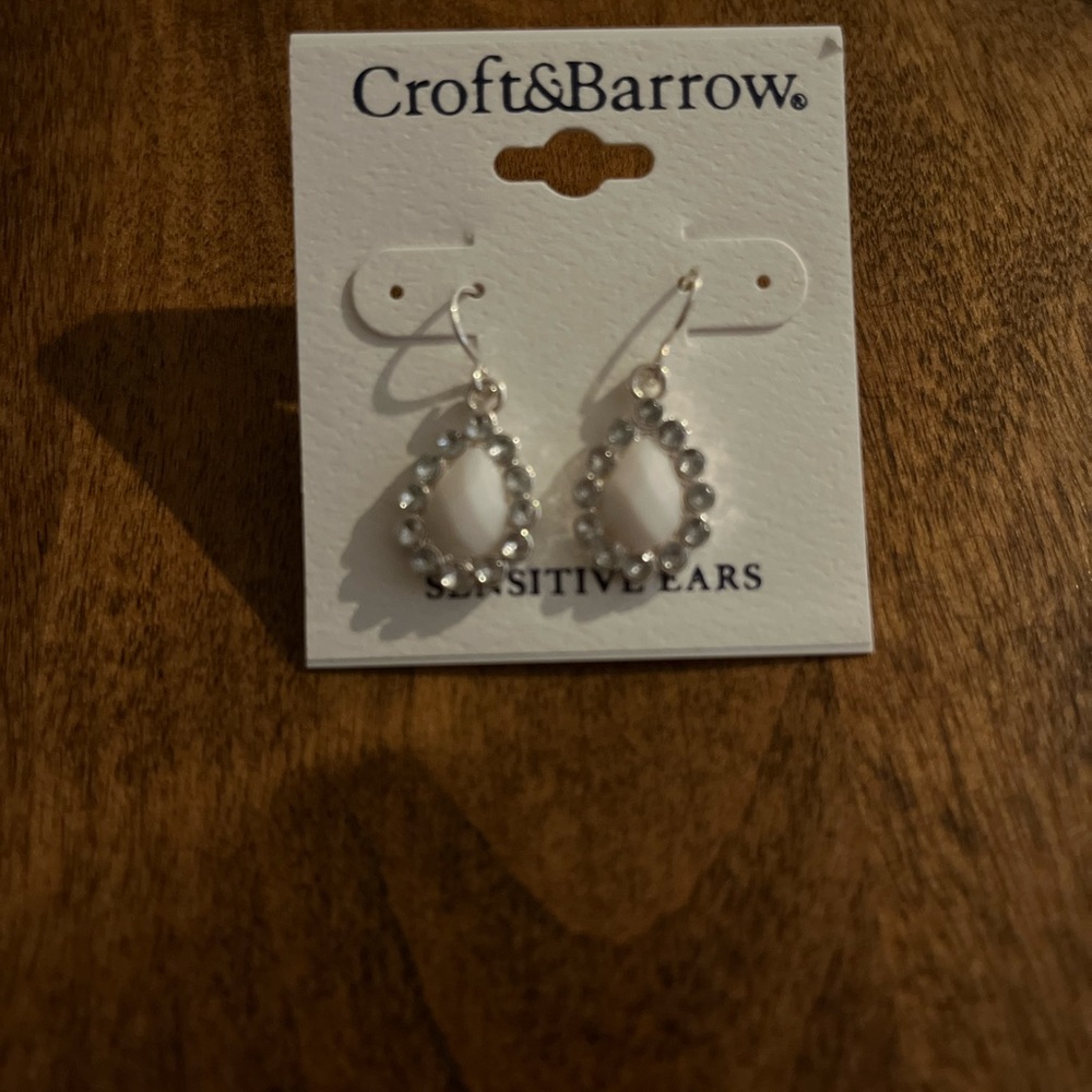 NWOT Women earrings color sliver&white and good for sensitive ears!
